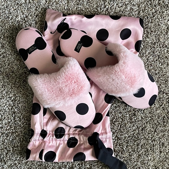 Womens pink and black size medium house shoes - Picture 3 of 3